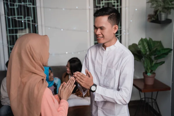 Veiled woman and young man greet each other apologizing — Stock Photo, Image