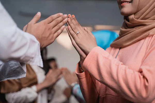 Asyalı erkek ve hijab kadın özür dileyerek birbirlerine selamlıyorum — Stok fotoğraf