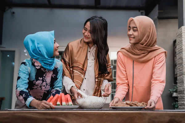 Young hijab woman prepare cuisine breaking fast to friends — 스톡 사진