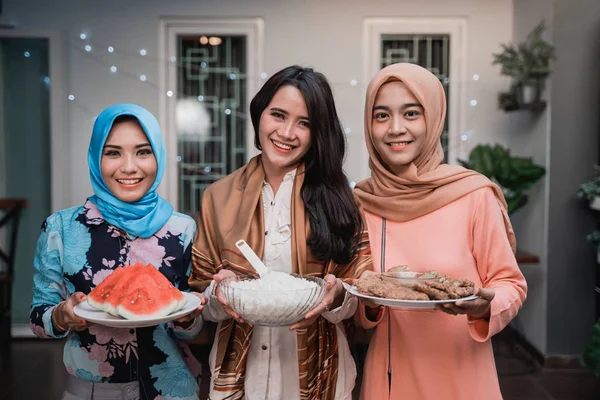 Tiga perempuan hijab yang sedang menyiapkan makanan ketika melakukan puasa — Stok Foto