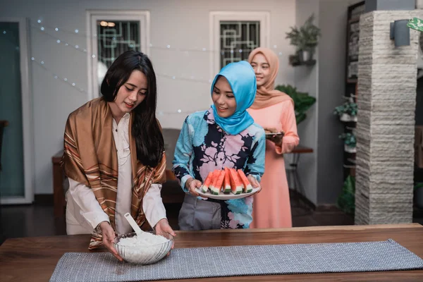 Hijab muda wanita mempersiapkan masakan melanggar cepat untuk teman-teman — Stok Foto