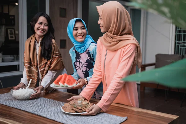 Tiga perempuan hijab yang sedang menyiapkan makanan ketika melakukan puasa — Stok Foto