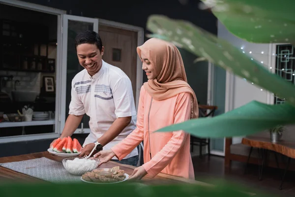 Jovem hijab mulher e namorado preparar cozinha quebrando rápido para os amigos — Fotografia de Stock