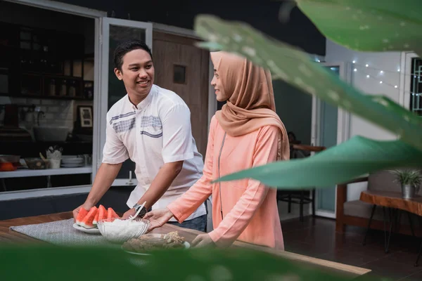 Muda hijab wanita dan pemuda mempersiapkan masakan melanggar cepat untuk teman-teman — Stok Foto