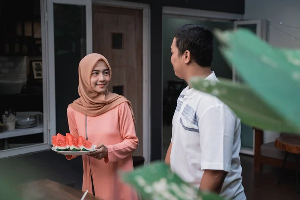 Jovem hijab mulher e jovem preparar cozinha quebrando rápido para os amigos — Fotografia de Stock