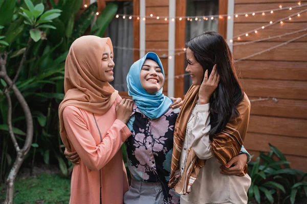 Persahabatan dari tiga perempuan sambil bersantai berdiri di halaman rumah — Stok Foto