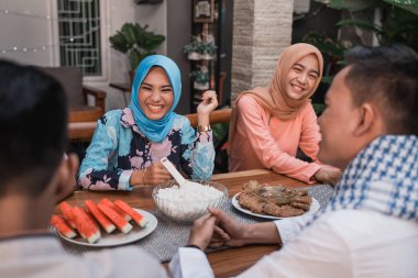 Birlikte iftar yemenin keyfini çıkarırken frienship mutluluğu