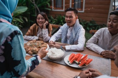 Birlikte iftar yemenin keyfini çıkarırken frienship mutluluğu