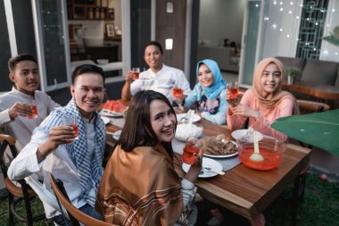 arkadaşlar iftar yemeği nin tadını çıkarıyor