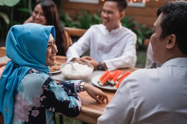 Amigos se reunindo desfrutar da refeição iftar — Fotografia de Stock