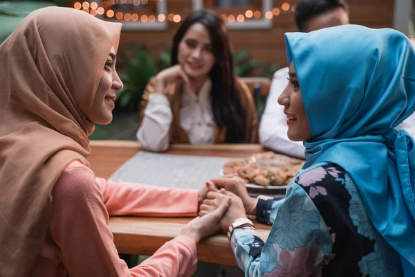 Amigos reunión disfrutar de la comida iftar — Foto de Stock