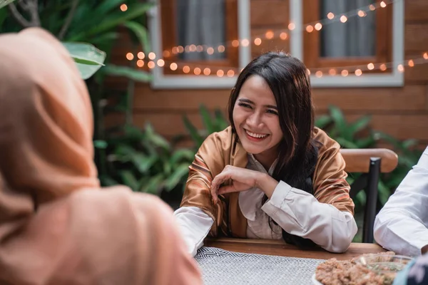 arkadaşlar iftar yemeği nin tadını çıkarıyor