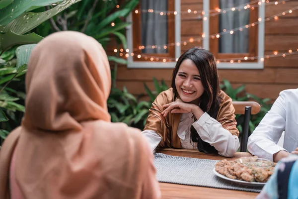 Happiness of frienship when enjoy eating iftar together — Stock Photo, Image