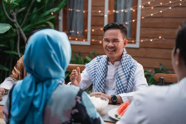 Teman-teman berkumpul menikmati makan iftar — Stok Foto