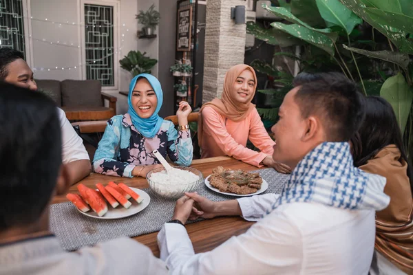 Teman-teman berkumpul menikmati makan iftar — Stok Foto