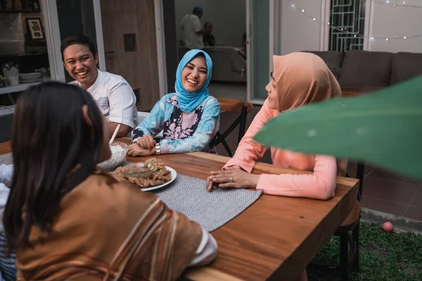 Onnellisuus ystävyys kun nauttia syöminen iftar yhdessä — kuvapankkivalokuva