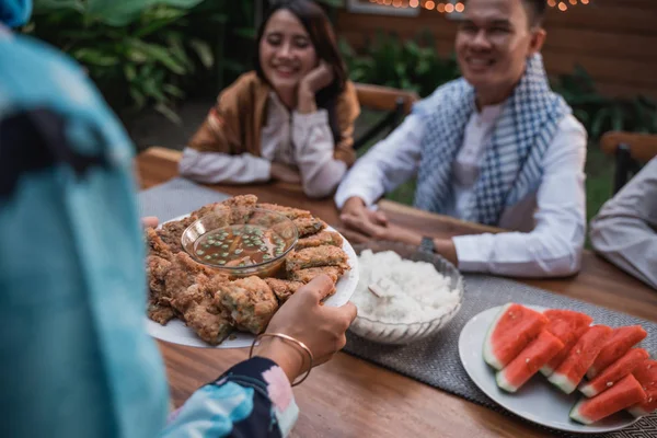 Kebahagiaan frienship ketika menikmati makan iftar bersama-sama — Stok Foto