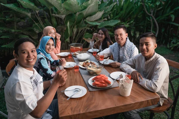 Lycka av frienship när njuta av att äta Iftar tillsammans — Stockfoto