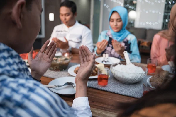 Berdoa bersama sebelum makan — Stok Foto