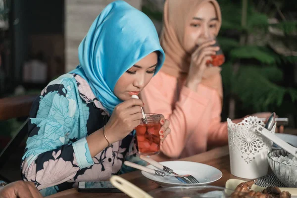 Kebahagiaan frienship ketika menikmati makan iftar bersama-sama — Stok Foto