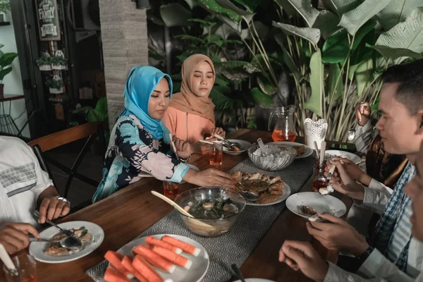 Felicidad de la amistad cuando disfrutan comiendo iftar juntos — Foto de Stock