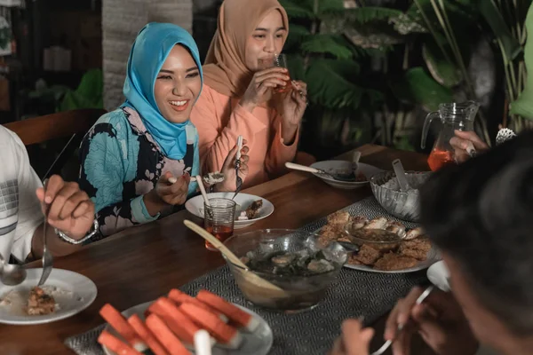 Kebahagiaan frienship ketika menikmati makan iftar bersama-sama — Stok Foto