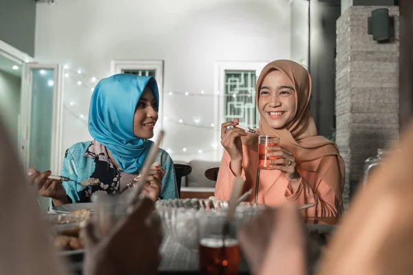 Vrienden verzamelen geniet van de iftar-maaltijd — Stockfoto