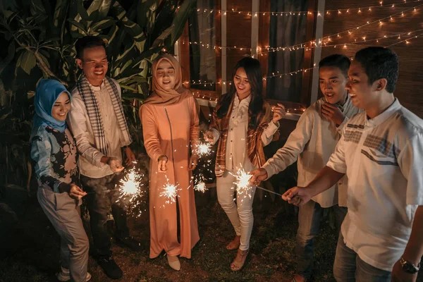 Felicidade com os amigos ao celebrar a noite takbir no feriado Eid — Fotografia de Stock