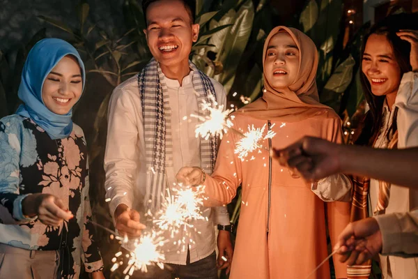 Jogando fogos de artifício com amigos — Fotografia de Stock