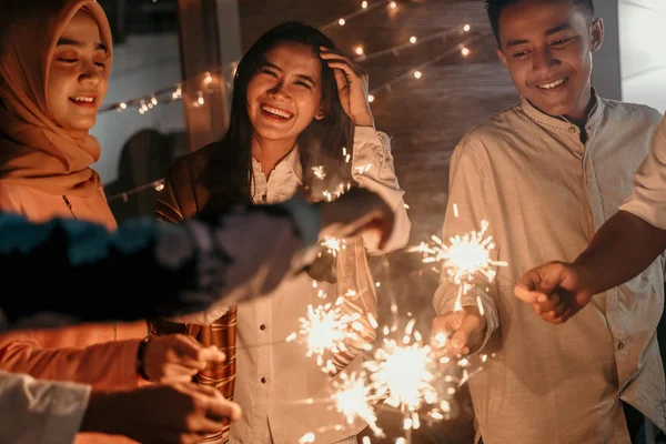 Felicidade com os amigos ao celebrar a noite takbir no feriado Eid — Fotografia de Stock