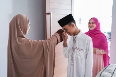 Asyalı Müslüman ebeveyn İdul Fitri Mübarek 'te el sıkıştı 