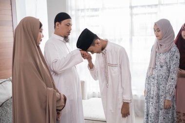 müslüman aile mübarek bayram da özür dileyerek el sıkışıyor