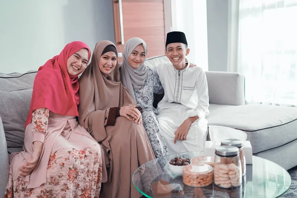 Asyalı müslüman aile portresi kameraya gülümseyen — Stok fotoğraf