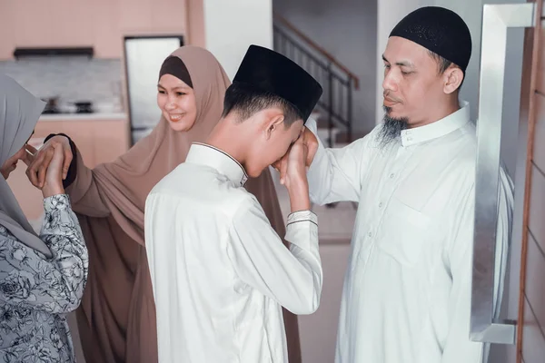 Asiatisk muslimsk förälder skaka hand i idul fitri eid mubarak — Stockfoto