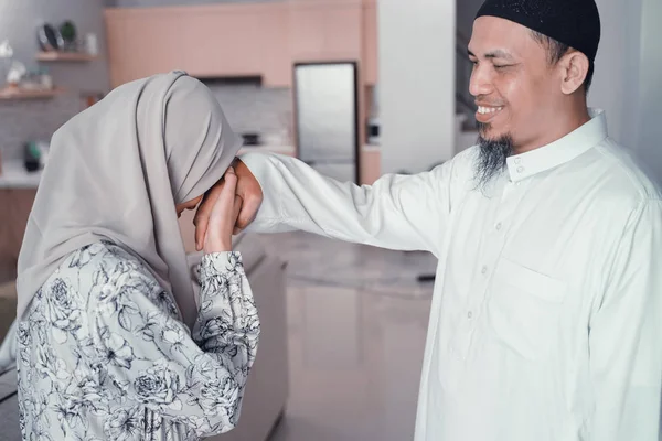 Дочь извиняется перед отцом во время празднования праздника в Рамадан — стоковое фото