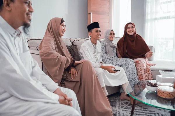 Família muçulmana assistindo tv juntos em casa sala de estar — Fotografia de Stock