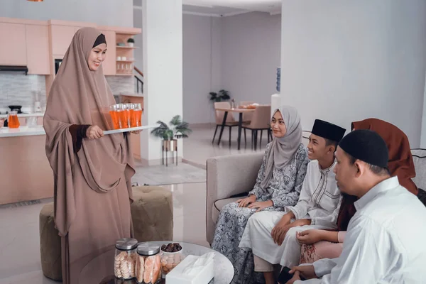 Asyalı müslüman kadın oruç kırmak için ailesine tatlı içecek servis — Stok fotoğraf