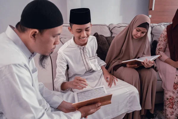 Familia musulmana leyendo quran o libro sagrado del islam juntos —  Fotos de Stock