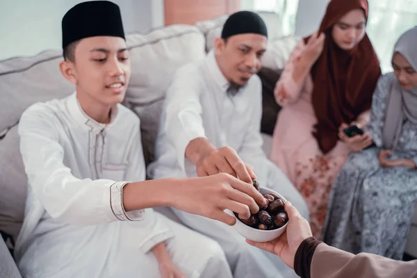 Moslim mensen nemen dadels vruchten voor het breken van vasten — Stockfoto