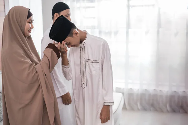 Asiático musulmán padre apretón de la mano en idul fitri eid mubarak —  Fotos de Stock