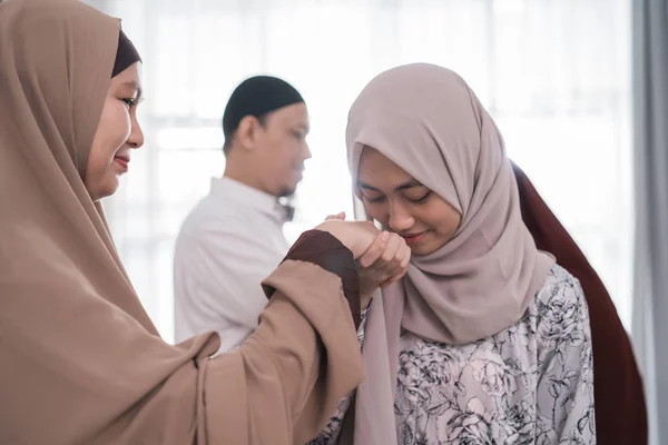 Ázsiai muszlim szülő kézfogás idul fitri eid mubarak — Stock Fotó