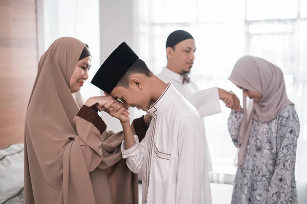 Muslim keluarga berjabat tangan meminta maaf selama Idul Fitri Mubarak — Stok Foto