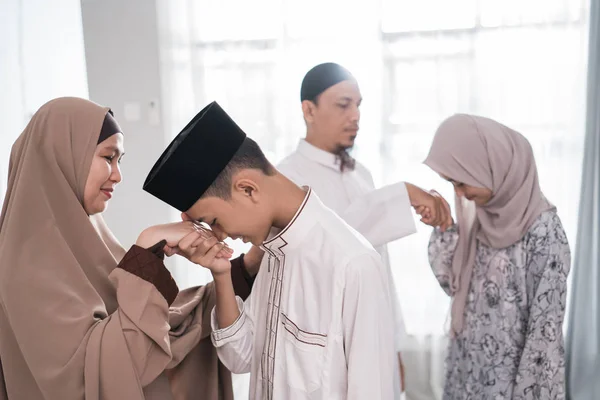 Asian muslim parent shake hand in idul fitri eid mubarak — Stock Photo, Image
