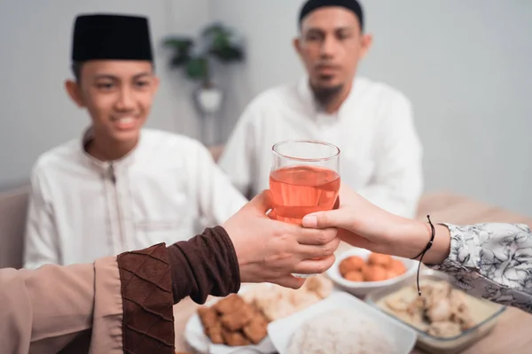 Tangan mengambil segelas sirup minum di dapur — Stok Foto