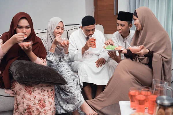 Keluarga muslim asia memiliki beberapa makanan ringan dan minum bersama-sama — Stok Foto