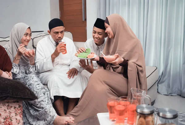 Keluarga muslim asia berpuasa bersama-sama — Stok Foto