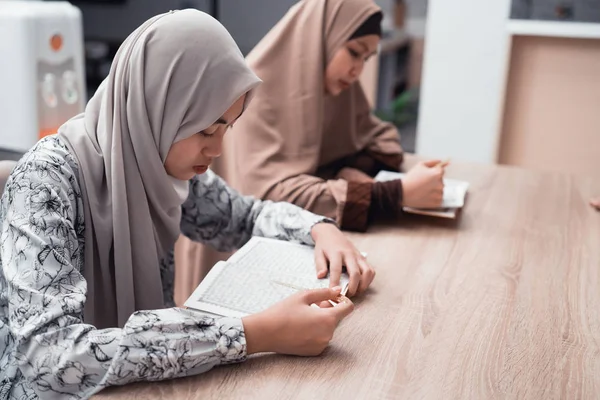 Мусульманская женщина читает куран вместе — стоковое фото