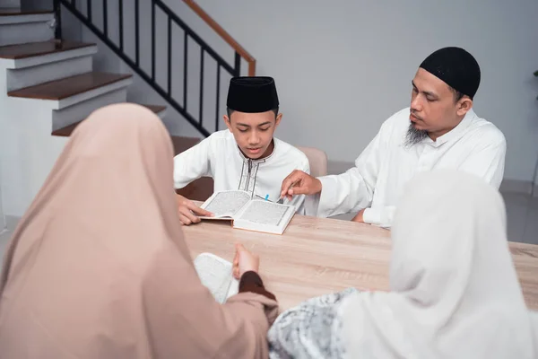 Padre musulmán enseñando a su hijo a leer quran —  Fotos de Stock