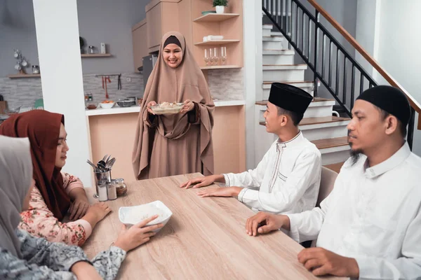 Мусульманська сім'я насолоджується їжею іфтар разом — стокове фото