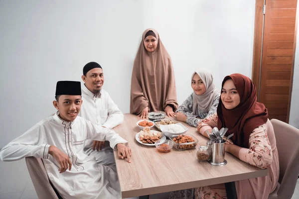 Muslim yang bahagia memiliki makan malam di rumah istirahat puasa pada bulan Ramadan — Stok Foto